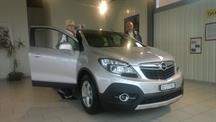 Familie Brunner aus Bettlach mit Ihrem Opel Mokka